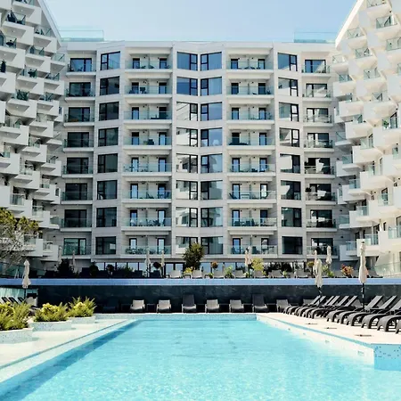 Апартаменты Tropicana - Infinity Pool & *