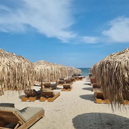 Tropicana - Infinity Pool & Апартаменты Нэводари